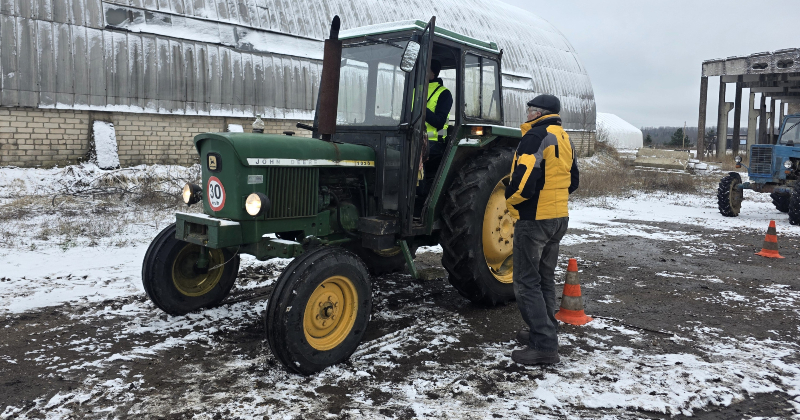 Aknīstē lauksaimnieki gatavo tehniku darba sezonai