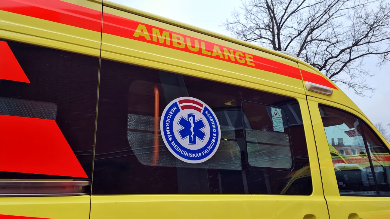 Aknīstes pagastā jaunietis ar auto iebrauc grāvī