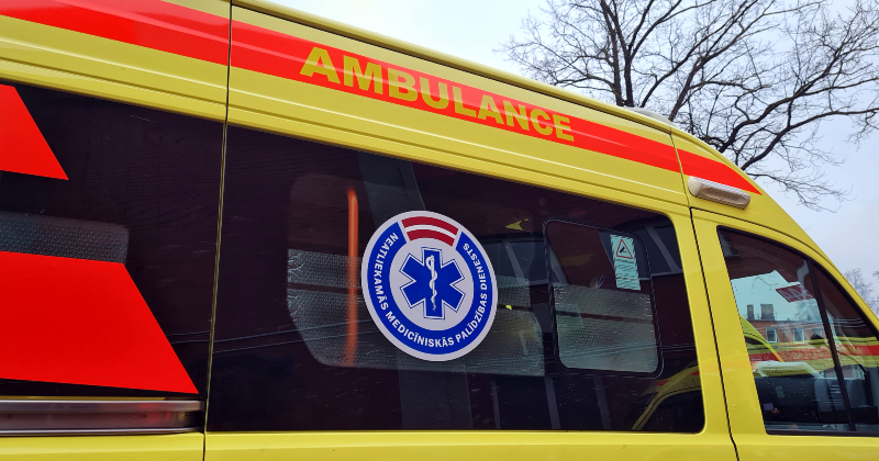 Aknīstes pagastā jaunietis ar auto iebrauc grāvī