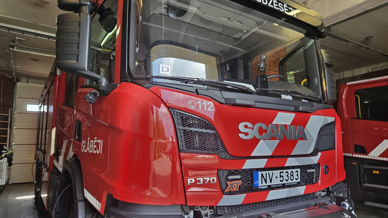 Kalna un Jersikas pagastā deg elektrolīnijas balsti