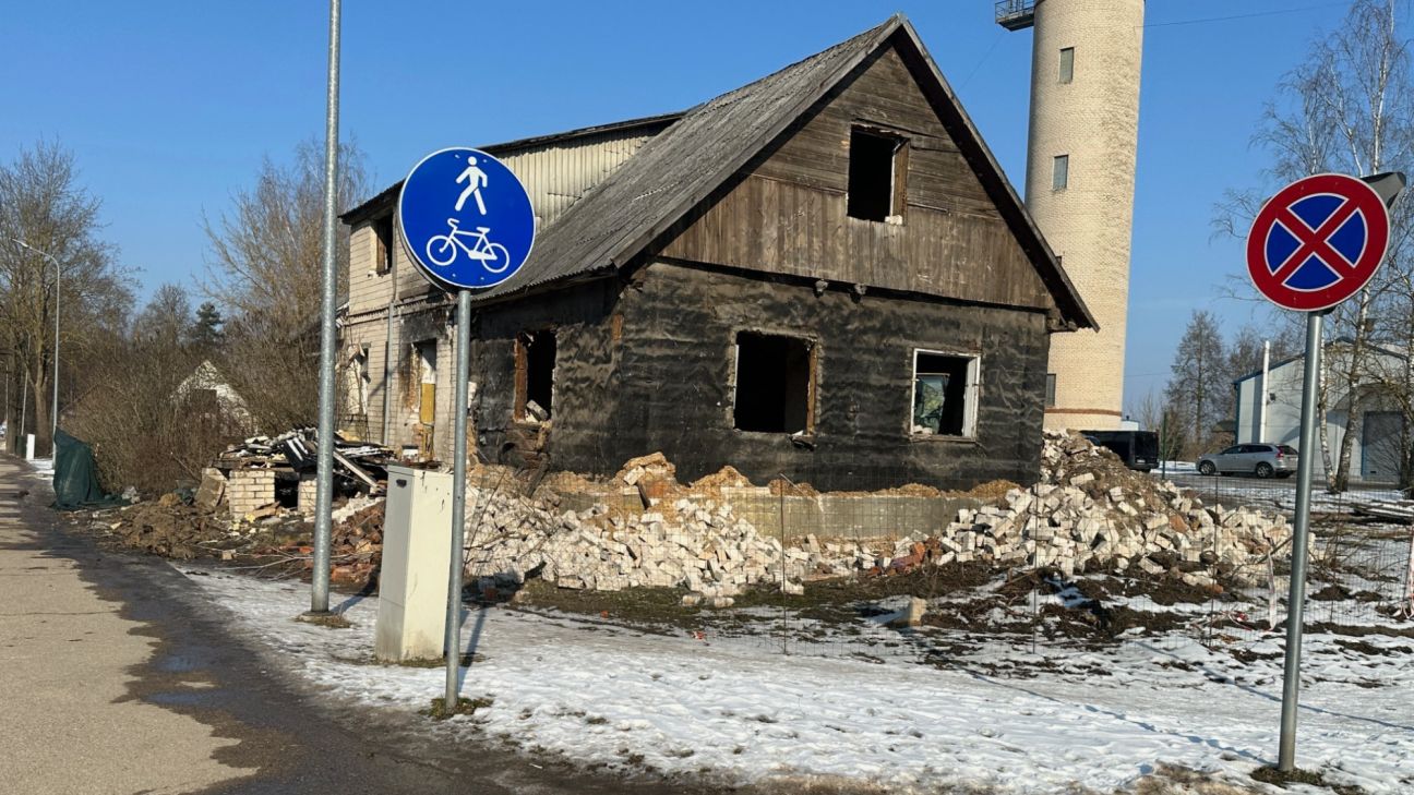 Līvānos nojaukti divi grausti