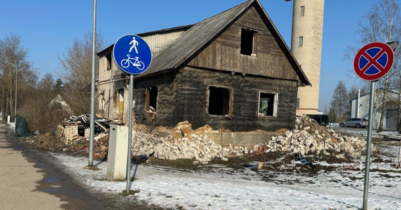 Līvānos nojaukti divi grausti