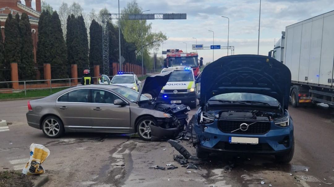 Zīlānu ielā notikusi sadursme starp diviem “Volvo”