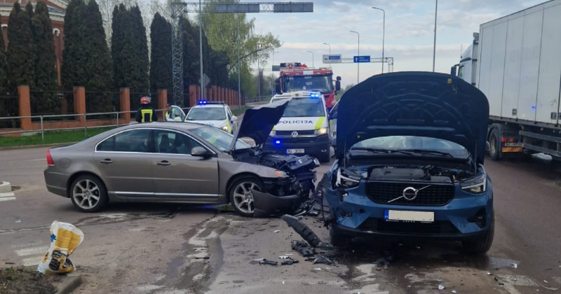 Zīlānu ielā notikusi sadursme starp diviem &ldquo;Volvo&rdquo;