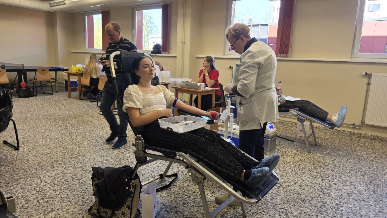 Ģimnāzisti ziedo vairākus litrus asiņu