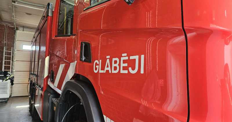 Viesītē naktī aizdegas dzīvokļa durvis