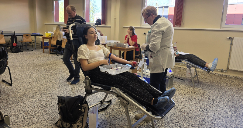 Ģimnāzisti ziedo vairākus litrus asiņu