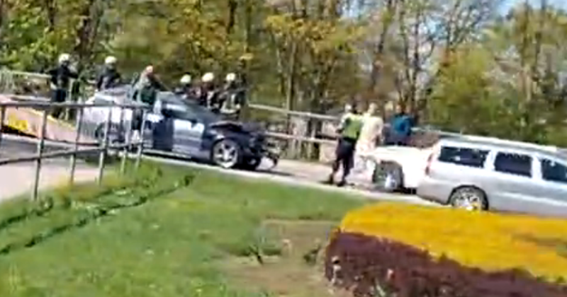 Jēkabpilī, pie tilta, auto sadursmē cie&scaron; viens cilvēks