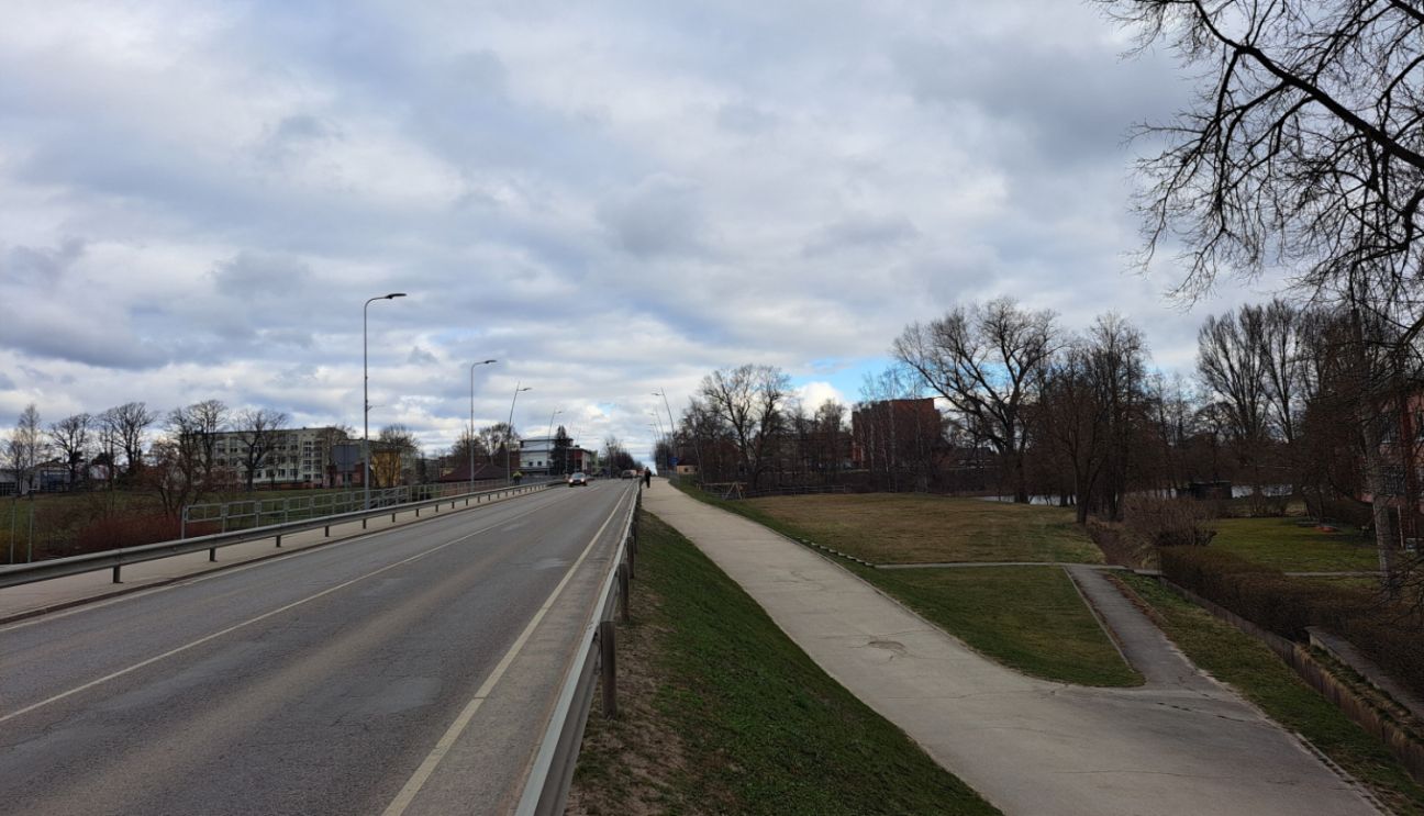 Pie Dubnas tilta plīvos Latvijas karogs