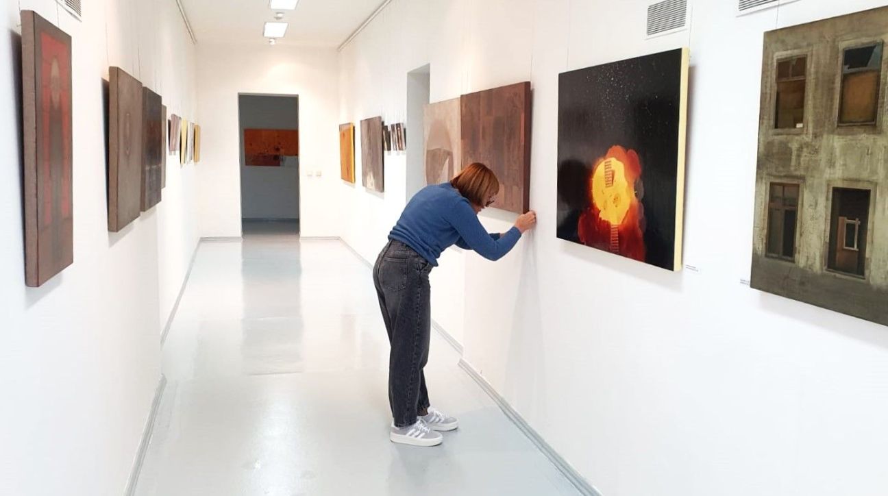 Bībeles stāsti, sengrieķu mīti un mūsdienu ainiņas mākslas galerijā 