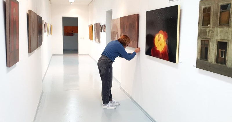 Bībeles stāsti, sengrieķu mīti un mūsdienu ainiņas mākslas galerijā "Mans's"