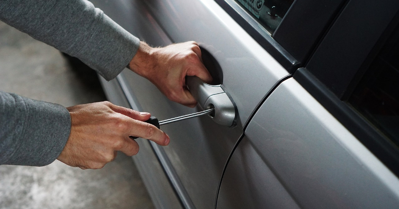 Skrīveru pusē garnadži apzog automa&scaron;īnu