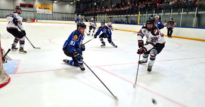 Hokeja spēlē Jēkabpilī vāc ziedojumus Ukrainai