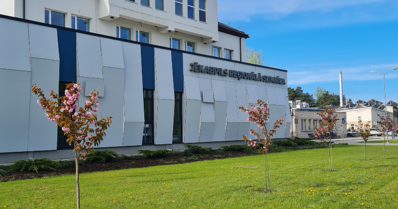 Insulta paciente vēr&scaron;as pret Jēkabpils reģionālo slimnīcu