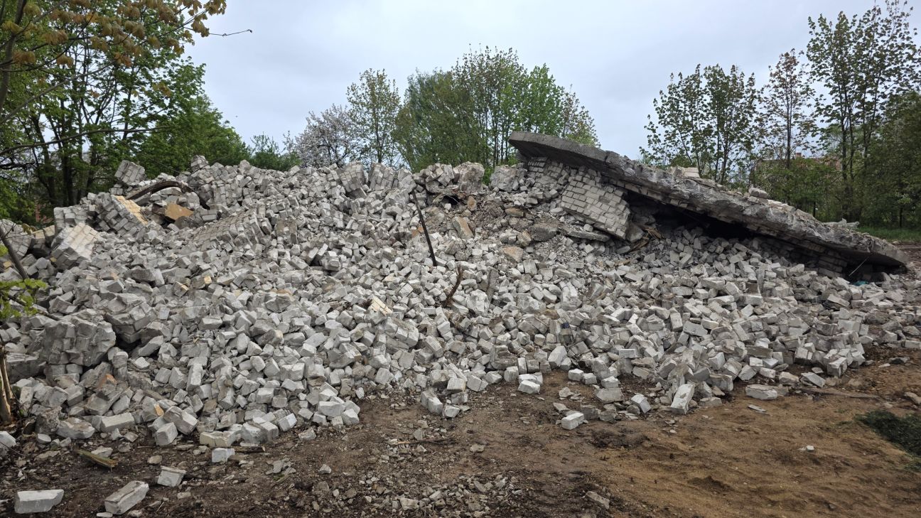 Tauta ziņo: Jēkabpilī, apdraudot iedzīvotājus, nojauc ūdenstorni