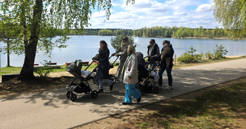 Jēkabpilī jaunās māmiņas dodas izzino&scaron;ā pastaigā ar PEP mammu