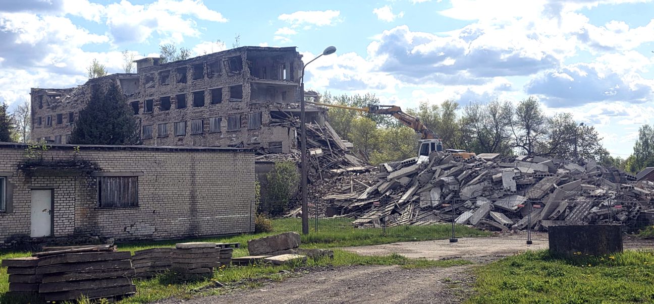 Jēkabpilī demontē daudzdzīvokļu mājas graustu Madonas ielā