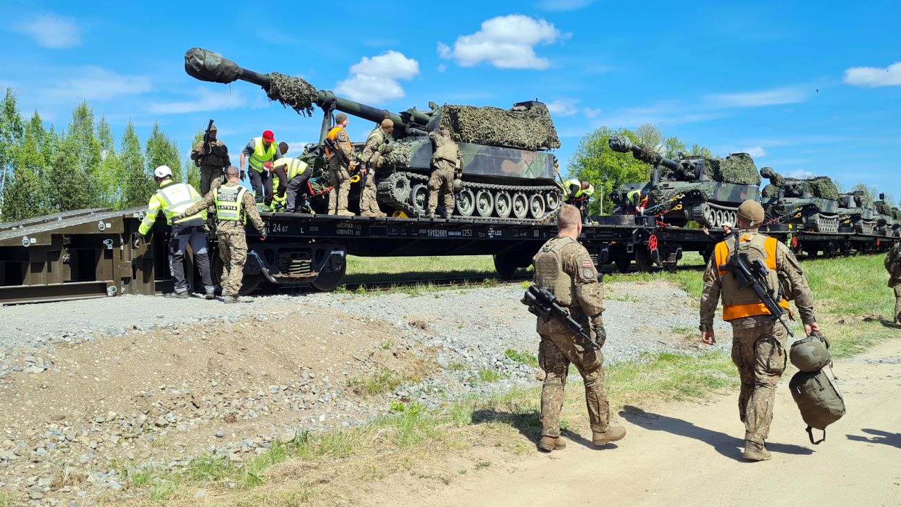 Izmantojot dzelzceļu, uz Sēlijas poligonu nogādā militāro tehniku