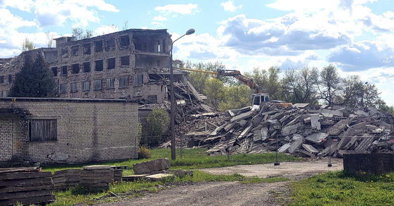 Jēkabpilī demontē daudzdzīvokļu mājas graustu Madonas ielā