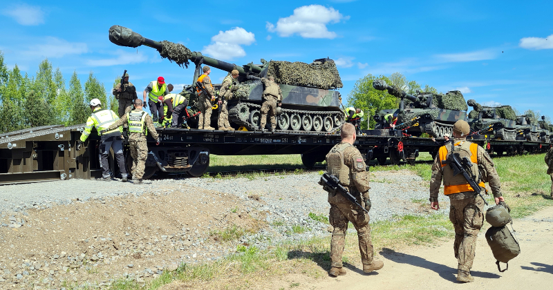 Izmantojot dzelzceļu, uz Sēlijas poligonu nogādā militāro tehniku
