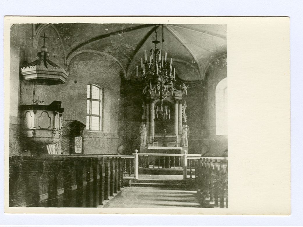 Mālpils baznīca ap 1900. gadu. Skats uz altāri.