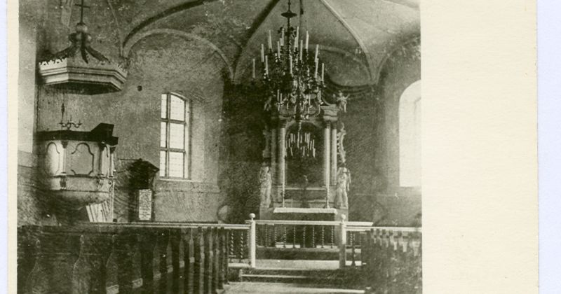 Mālpils baznīca ap 1900. gadu. Skats uz altāri.