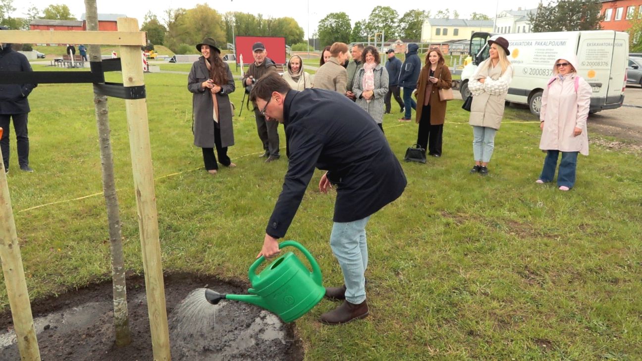Latvijas notāri Jēkabpilī aizsāk koku stādīšanas tradīciju reģionos