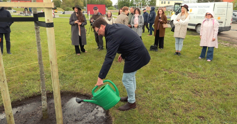 Latvijas notāri Jēkabpilī aizsāk koku stādī&scaron;anas tradīciju reģionos