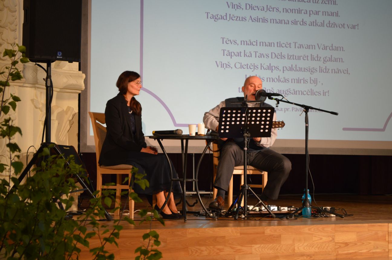 Pļaviņās atver Pāvila Kamolas dzejoļu krājumu “Vīna pagrabā”