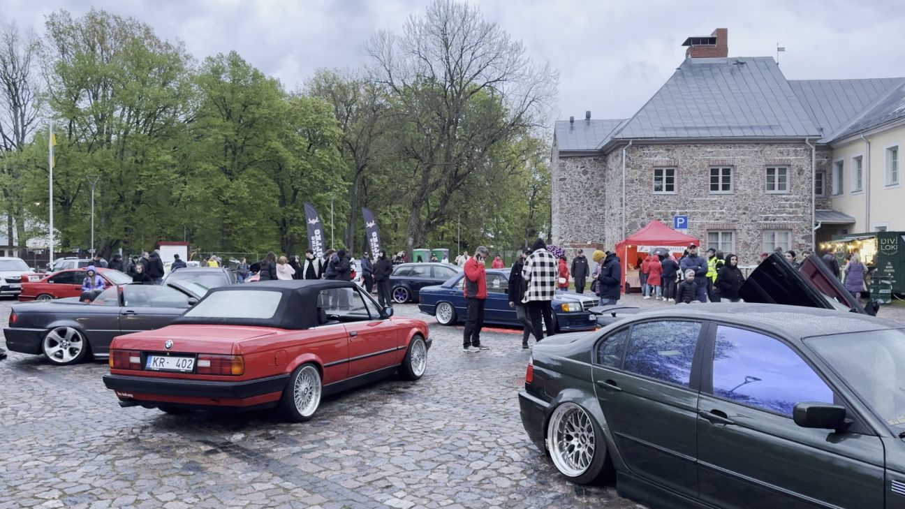 Muzeju naktī Jēkabpils auto entuziasti pulcējas Krustpils pils stāvlaukumā 