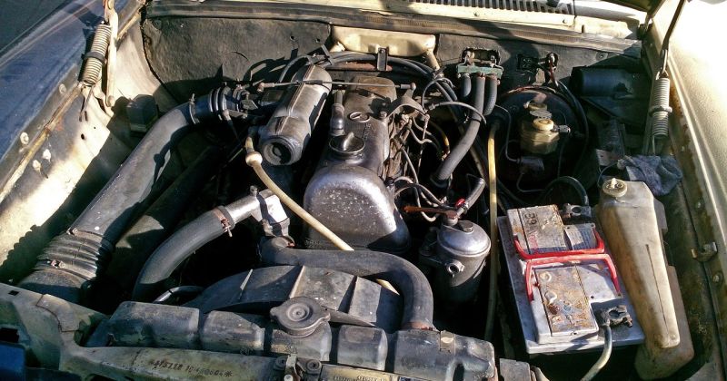 Jēkabpilī pie auto akumulatora aizdegas vadi 