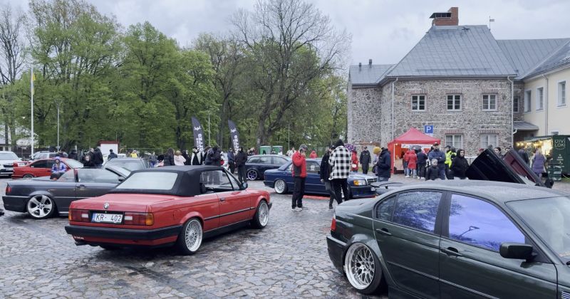 Muzeju naktī Jēkabpils auto entuziasti pulcējas Krustpils pils stāvlaukumā 
