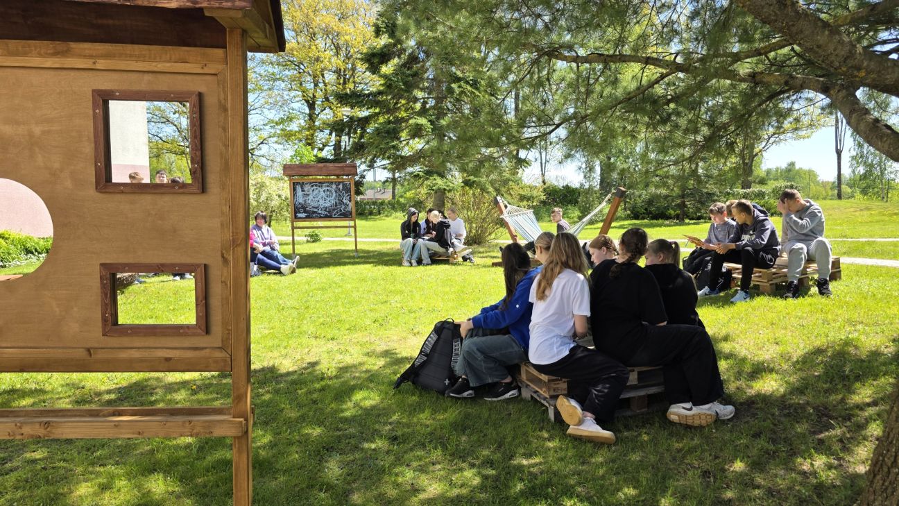 Līvānu skolēni rada savu āra klasi