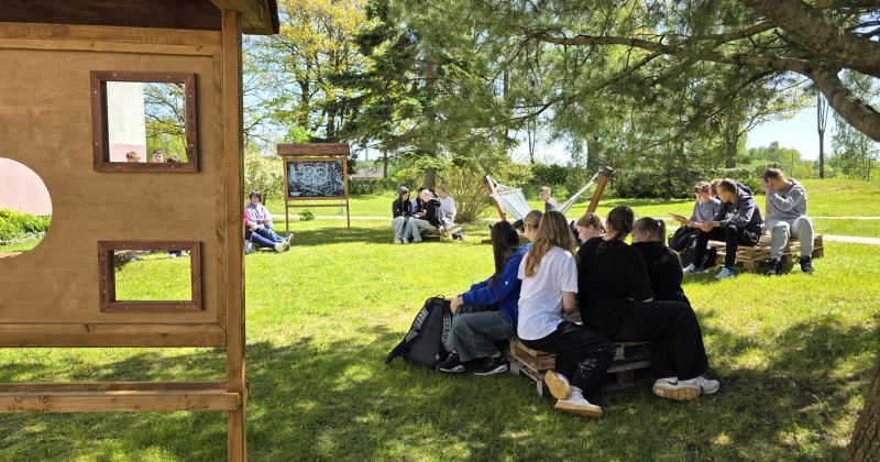 Līvānu skolēni rada savu āra klasi