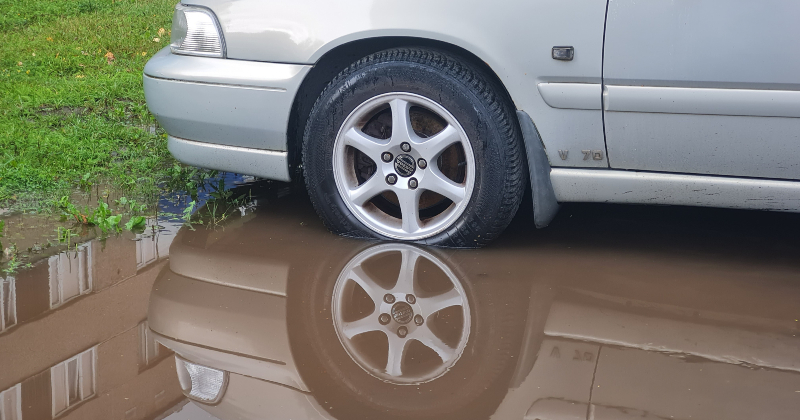 Latviju &scaron;ķērsos pla&scaron;a nokri&scaron;ņu zona