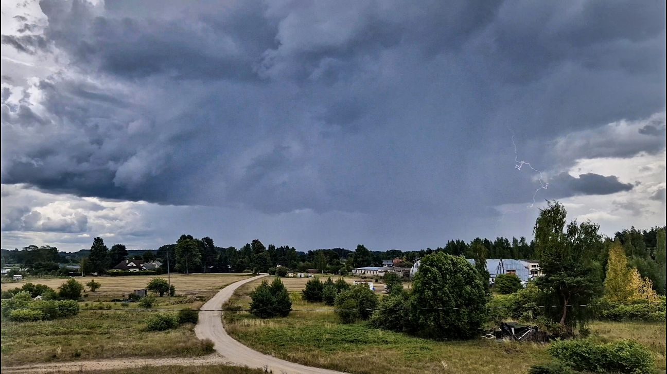 Valsts austrumu daļā izsludina dzelteno brīdinājumu par pērkona negaisu