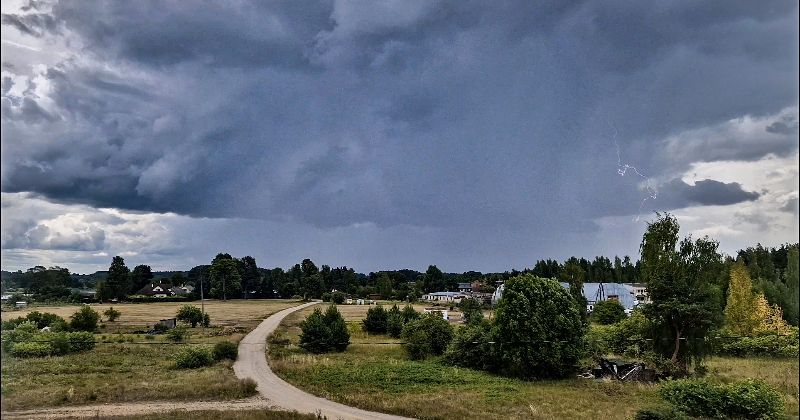 Valsts austrumu daļā izsludina dzelteno brīdinājumu par pērkona negaisu