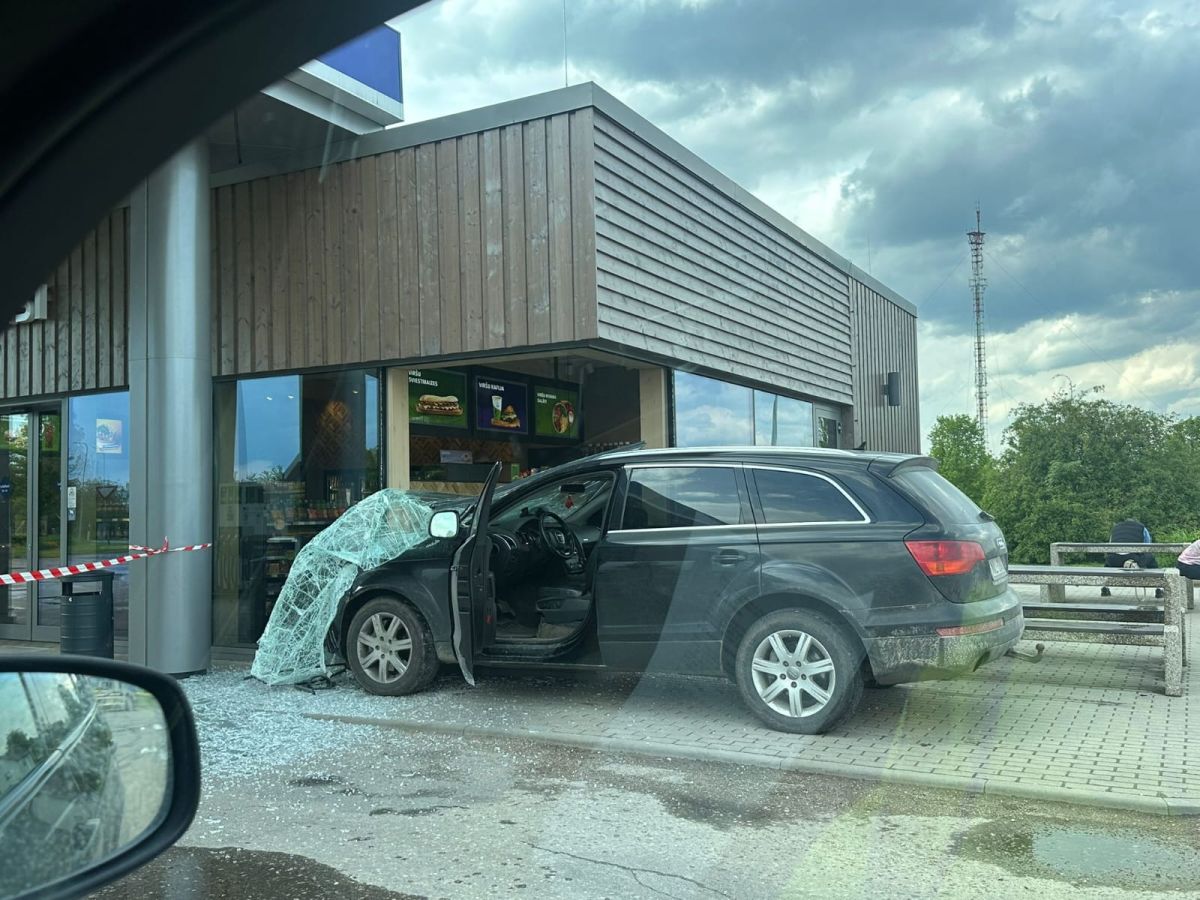 Zīlānos sieviete, mācoties braukt, ietriecas “Virši” DUS ēkā