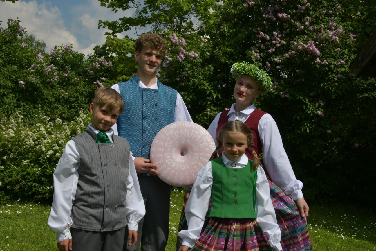 Jēkabpils novadā aizvadīta dziesmu un deju svētku aktivitāte “Savīšanās ceļš”