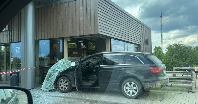 Zīlānos sieviete, mācoties braukt, ietriecas &ldquo;Vir&scaron;i&rdquo; DUS ēkā