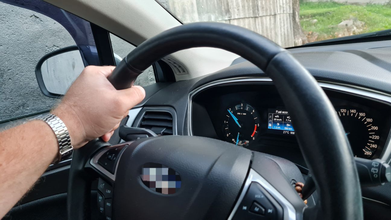 Secē iereibis vīrietis bez tiesībām vada nereģistrētu auto