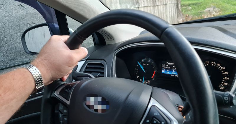 Secē iereibis vīrietis bez tiesībām vada nereģistrētu auto