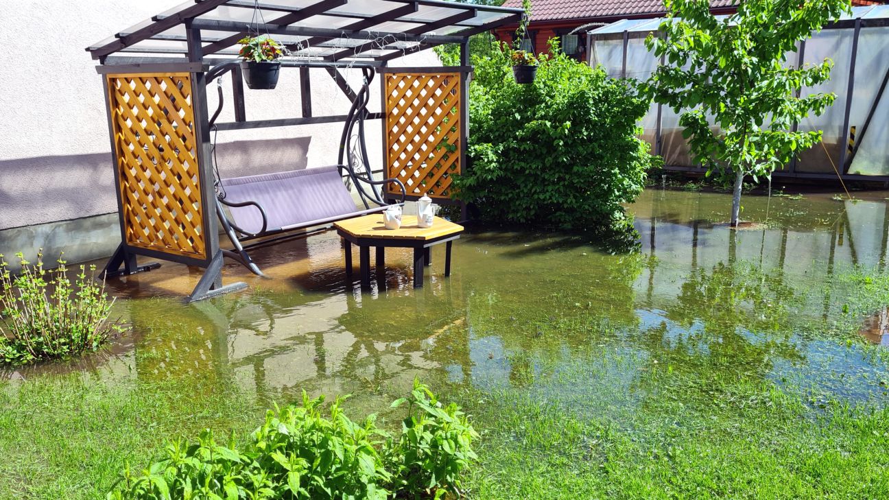 Spēcīgais lietus izraisa plūdus Līvānos 