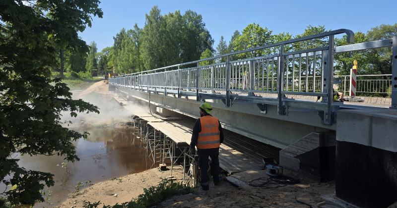 Elk&scaron;ņos pārbūvē 60 gadus veco tiltu