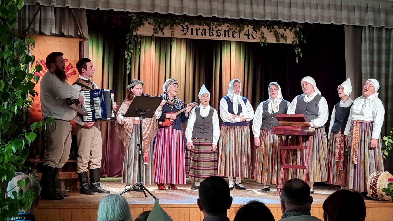 Folkloras kopa “Vīraksne” jestri un skanīgi svin 40 gadu jubileju