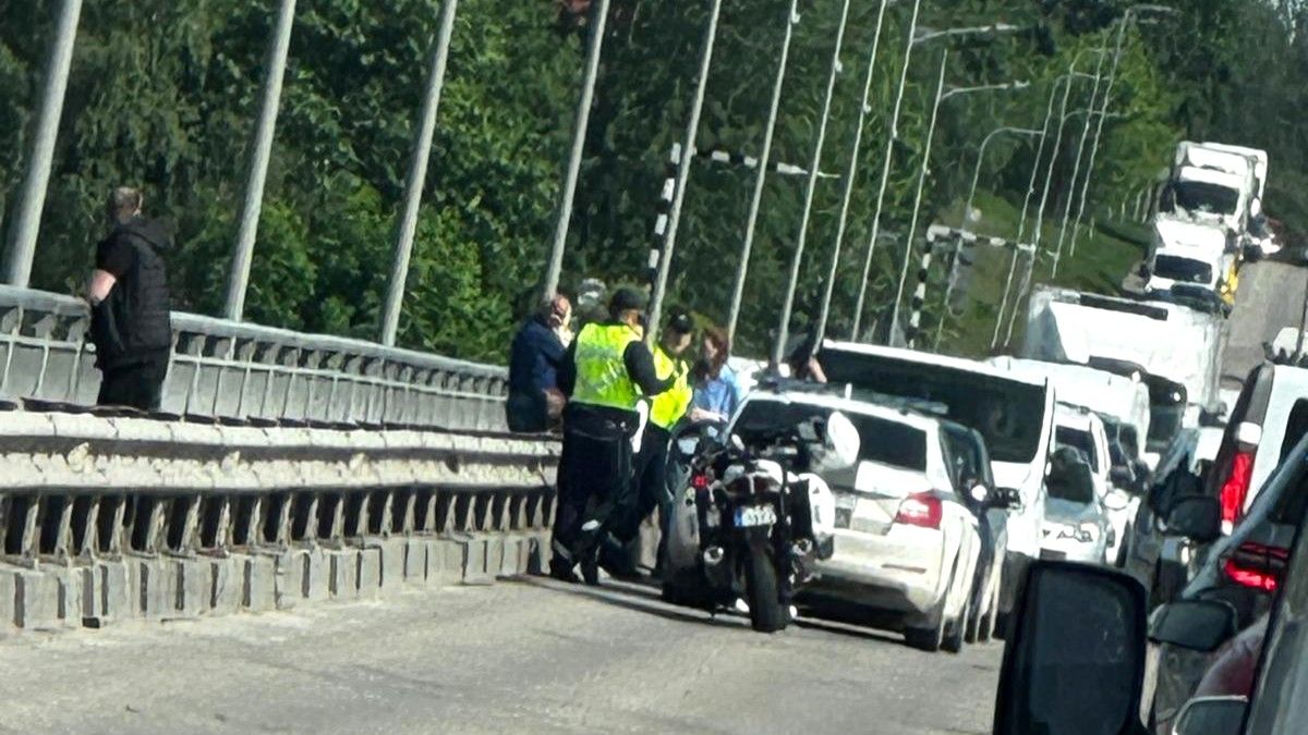 Jēkabpilī uz tilta pār Daugavu saduras trīs spēkrati