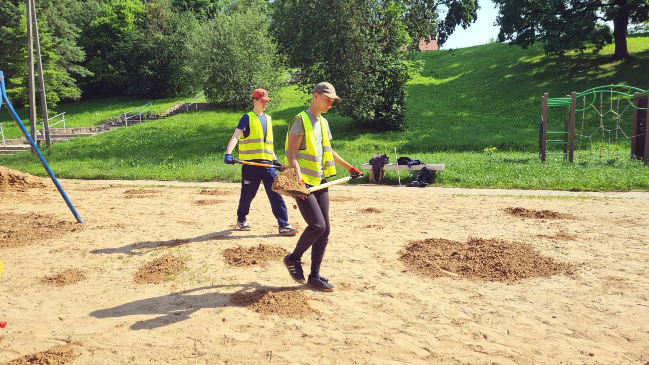 Jēkabpilī skolēni labiekārto teritorijas un palīdz muzeja darbā