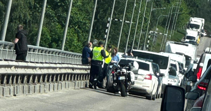 Jēkabpilī uz tilta pār Daugavu saduras trīs spēkrati