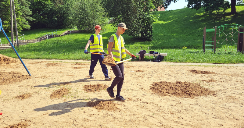 Jēkabpilī skolēni labiekārto teritorijas un palīdz muzeja darbā