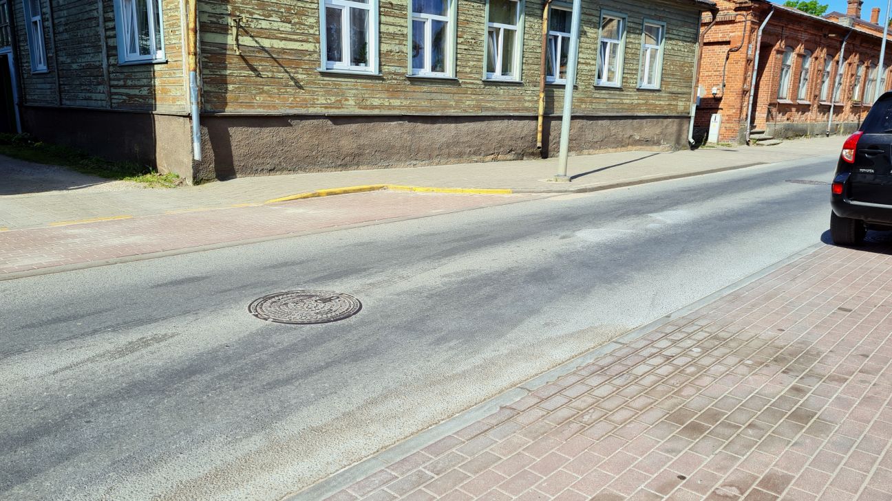 Jēkabpilī uz ielas izlīst eļļa